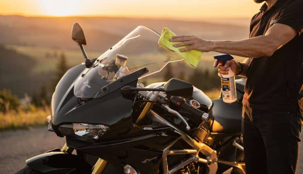 Nettoyage pare-brise moto : astuces efficaces