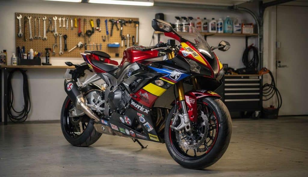 Entretien facile des éléments adhésifs sur votre moto