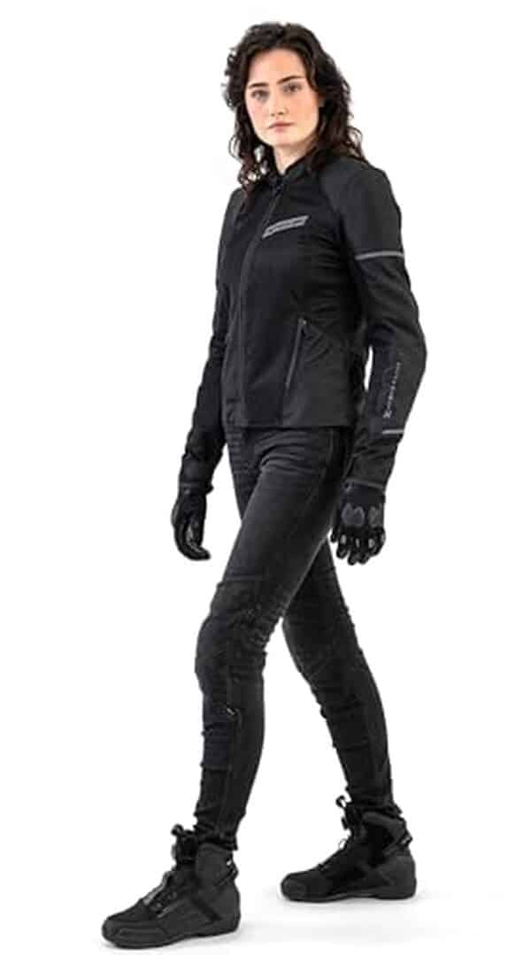 Découvrez le pantalon moto Shima Metro, un allié parfait pour les motards soucieux de leur style et sécurité. Adoptez un look urbain sans compromis sur la protection.