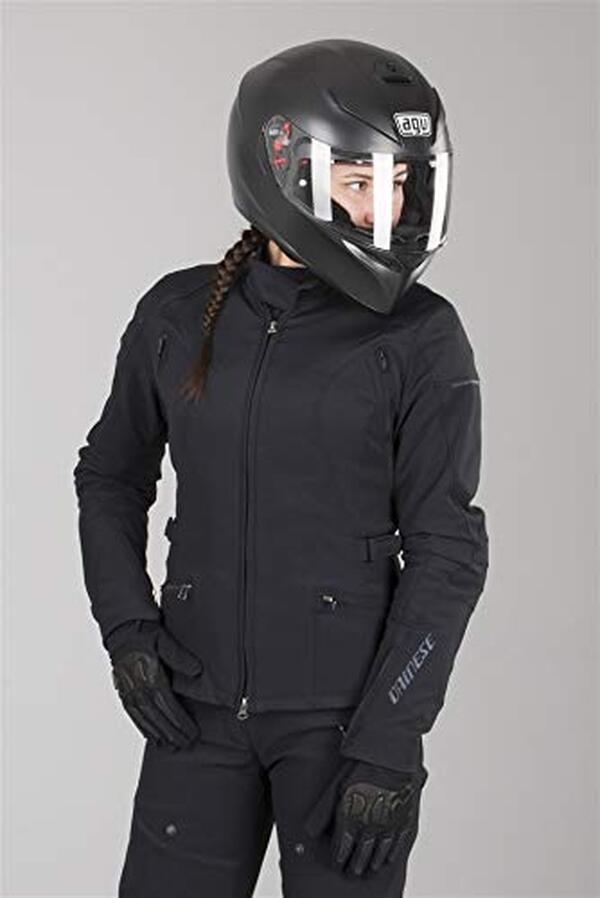 Découvrez la veste moto Dainese Arya Lady Tex, spécialement conçue pour les femmes : style, confort et protection pour vos balades en deux-roues.