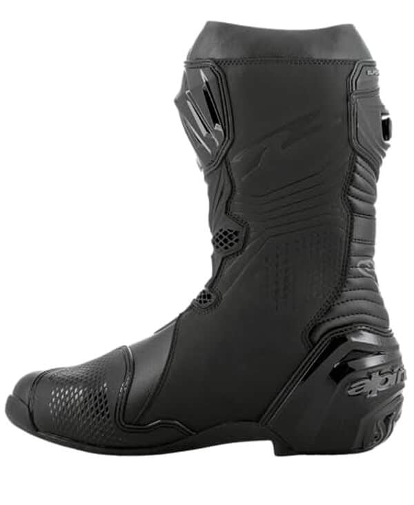 Plongez dans notre analyse détaillée des bottes Alpinestars Supertech R, un must pour les motards cherchant performance et sécurité