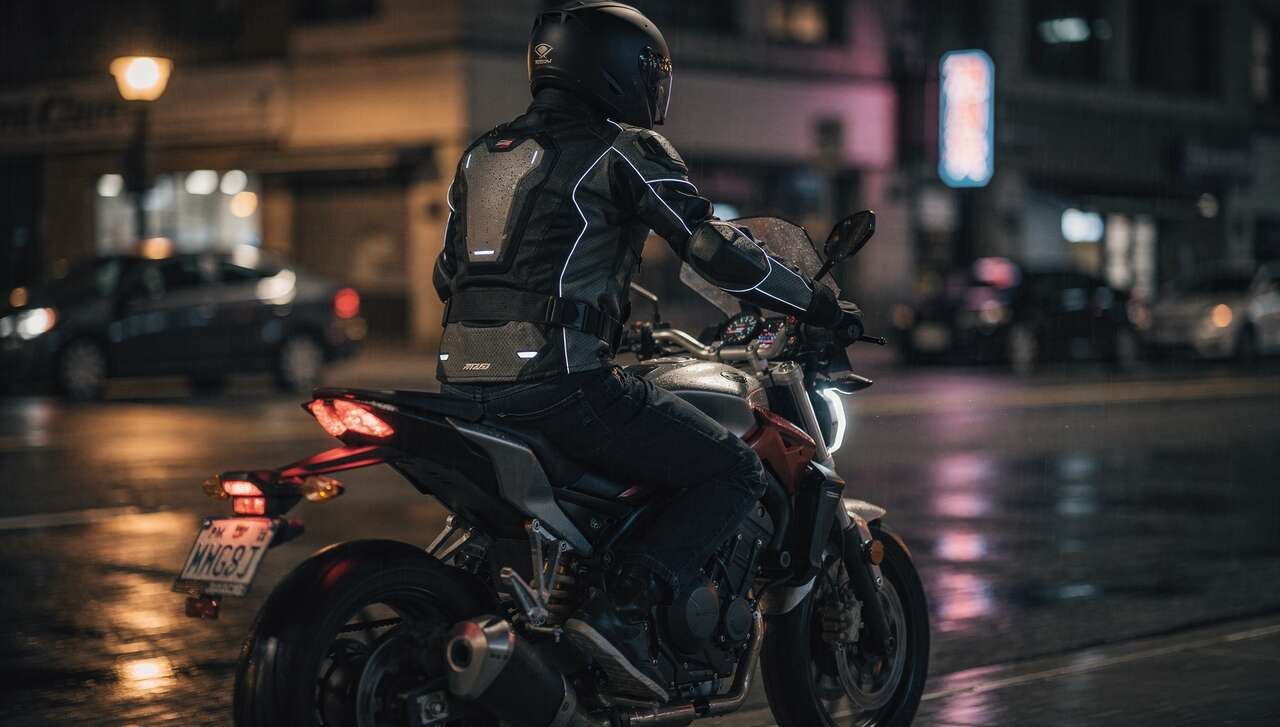 Visibilité et sécurité nocturne des blousons moto