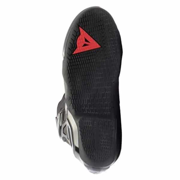 Découvrez notre test complet des bottes de moto Dainese Axial D1 : protection, confort et qualité pour motards exigeants. 