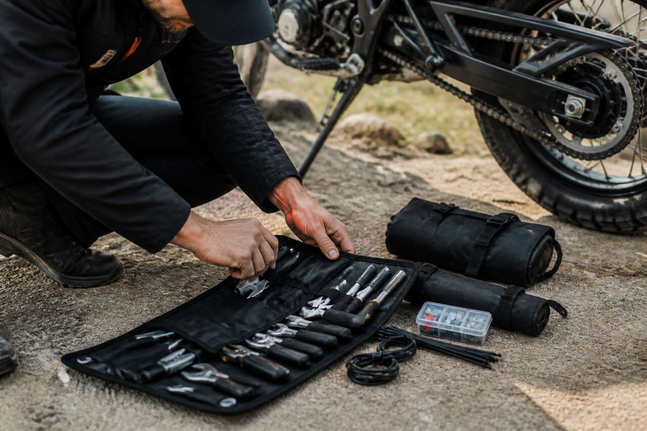 Les outils sauve-route: pneus, chaine, électricité, fixations Les outils sauve-route: pneus, chaine, électricité, fixations