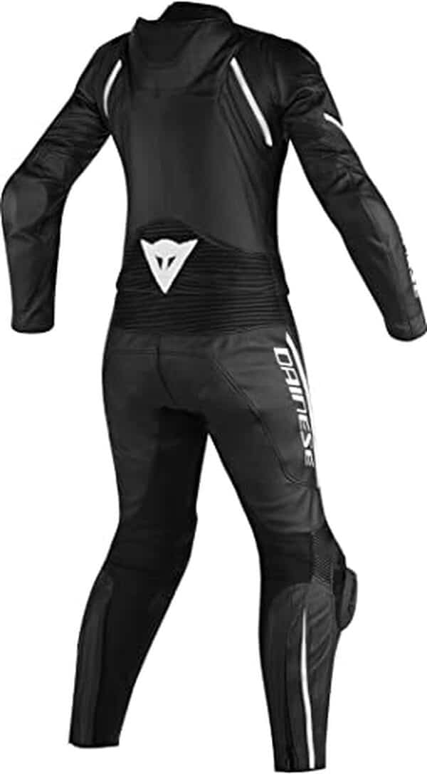 Découvrez notre test complet du costume moto cuir Dainese Avro D2 deux-pièces pour femme taille 44 : protection, confort et style en détails.