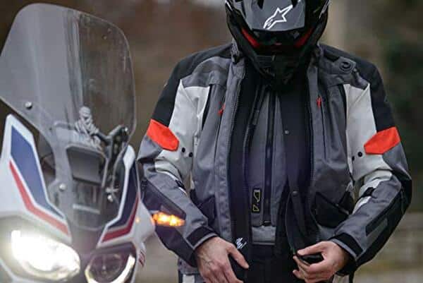 Découvrez notre avis détaillé sur le gilet airbag Alpinestars Tech-Air 5: protection innovante, confort et performance pour les motards exigeants.