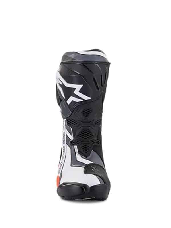 Découvrez notre test complet des bottes Alpinestars Supertech R : performances, confort, sécurité et durabilité pour motards exigeants.