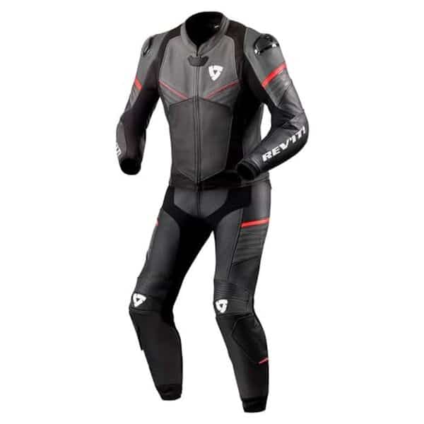 Découvrez notre test détaillé de la combinaison en cuir Revit Beta 2 pièces : qualité, confort et sécurité pour les motards exigeants.