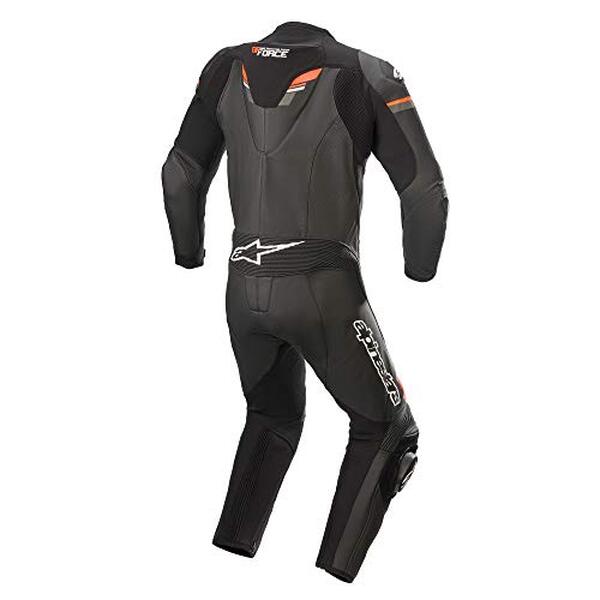 Découvrez notre test complet de la veste Alpinestars GP Force Chaser, le cuir moto haut de gamme pour pilotes exigeants. Protection maximale et style sportif.
