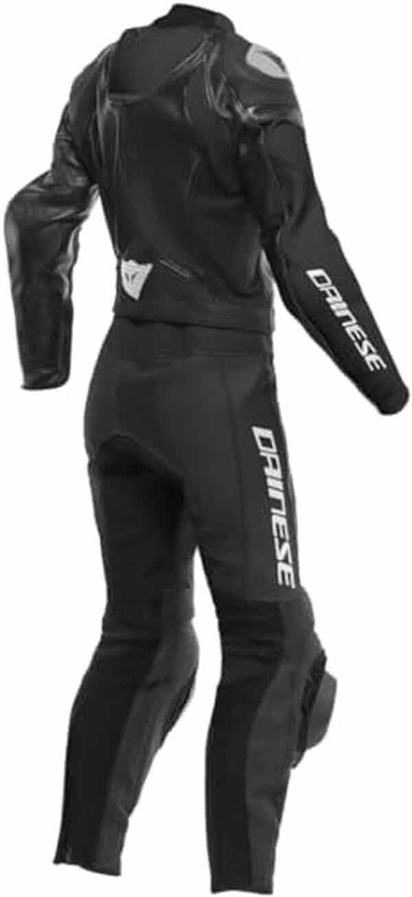 Découvrez notre test complet de la combinaison en cuir Dainese Mirage femmes : performances, confort et sécurité pour la moto.