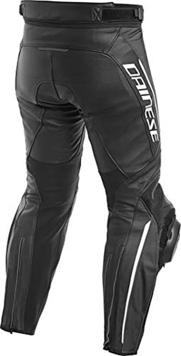 Découvrez notre test complet du pantalon moto Dainese Delta 3 en cuir noir/blanc : protection, confort et performance pour les motards exigeants.